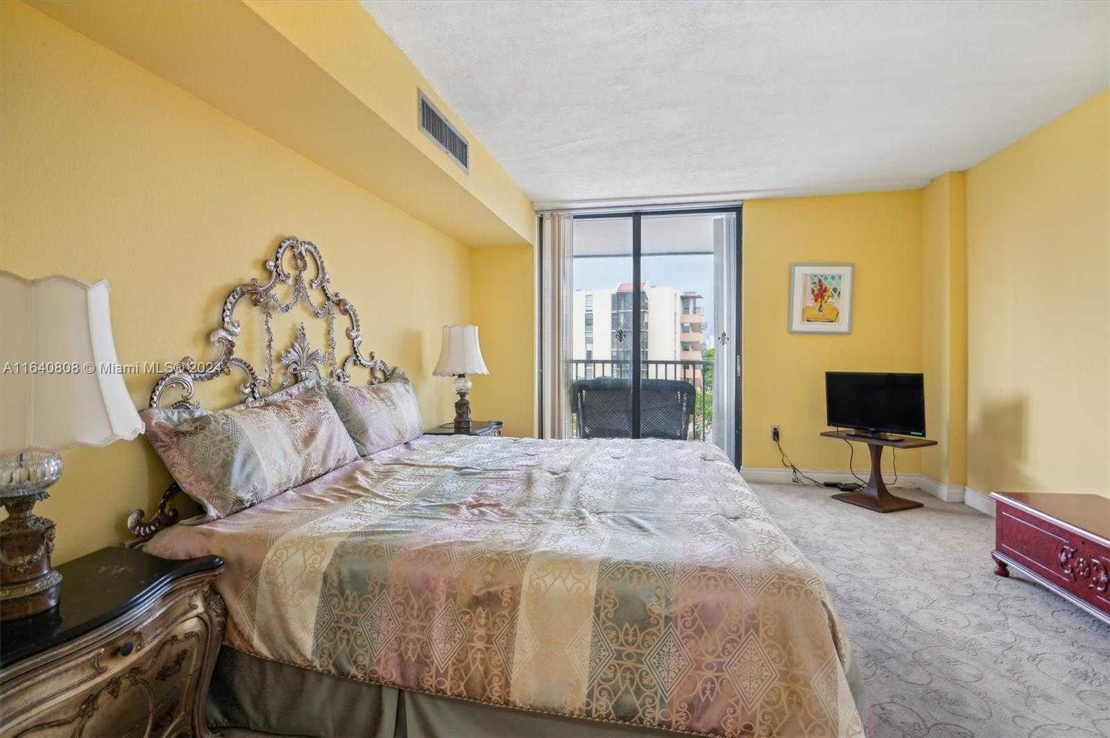 Small Image of 3375 N Country Club Dr, Miami, FL 33180, USA Number 10
