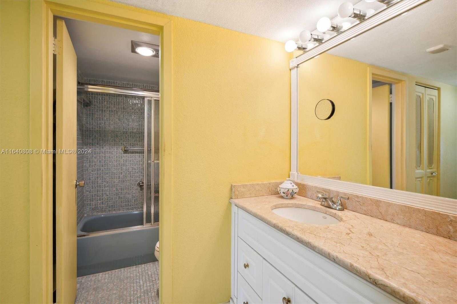Small Image of 3375 N Country Club Dr, Miami, FL 33180, USA Number 11