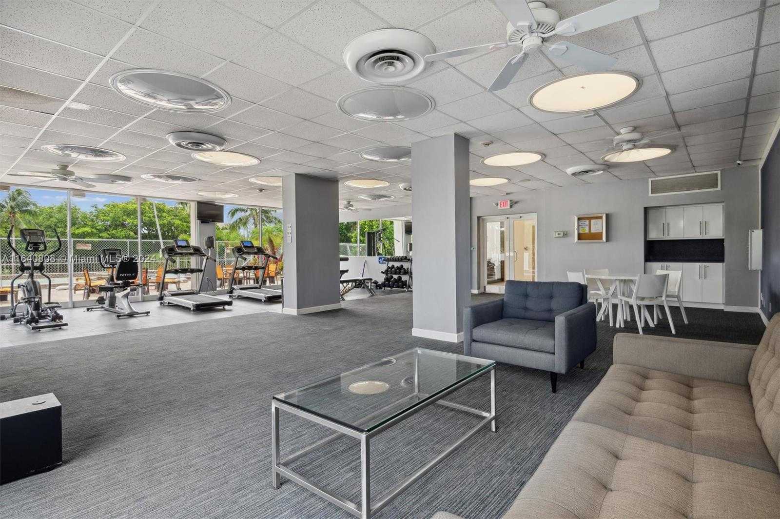 Small Image of 3375 N Country Club Dr, Miami, FL 33180, USA Number 15