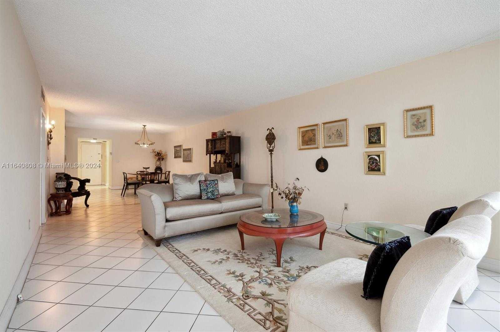Small Image of 3375 N Country Club Dr, Miami, FL 33180, USA Number 2