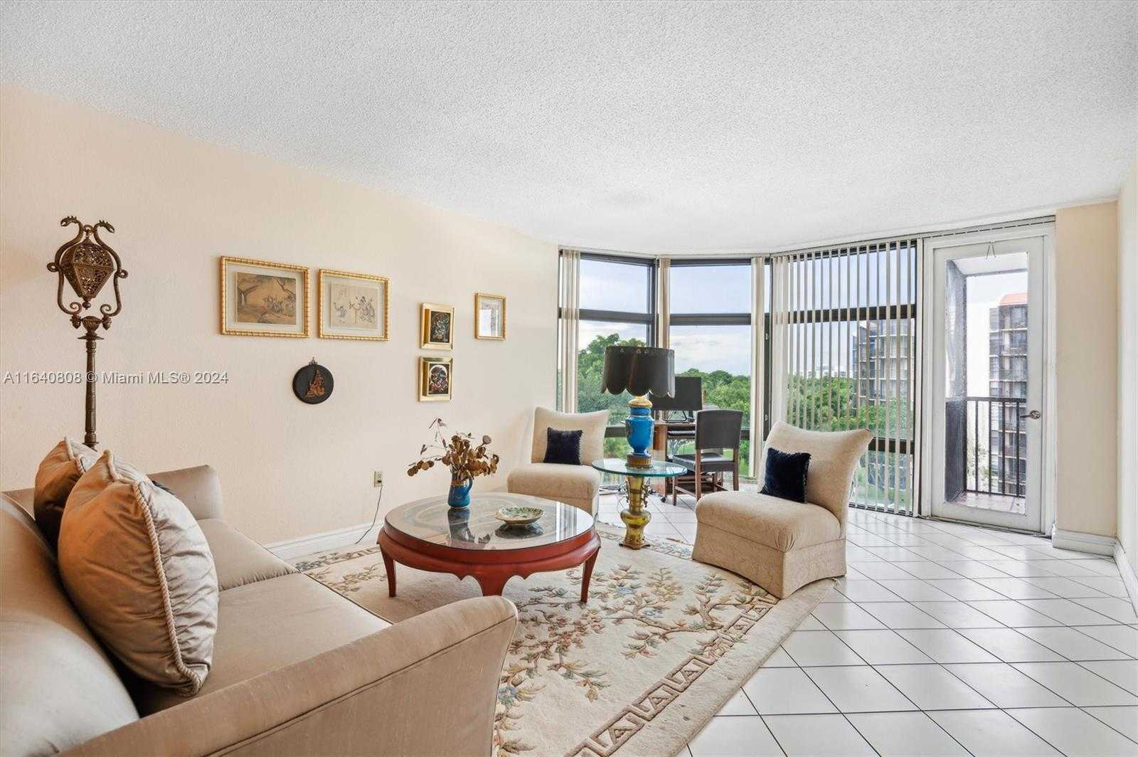 Small Image of 3375 N Country Club Dr, Miami, FL 33180, USA Number 3