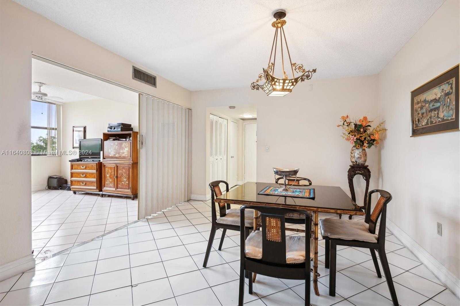 Small Image of 3375 N Country Club Dr, Miami, FL 33180, USA Number 5