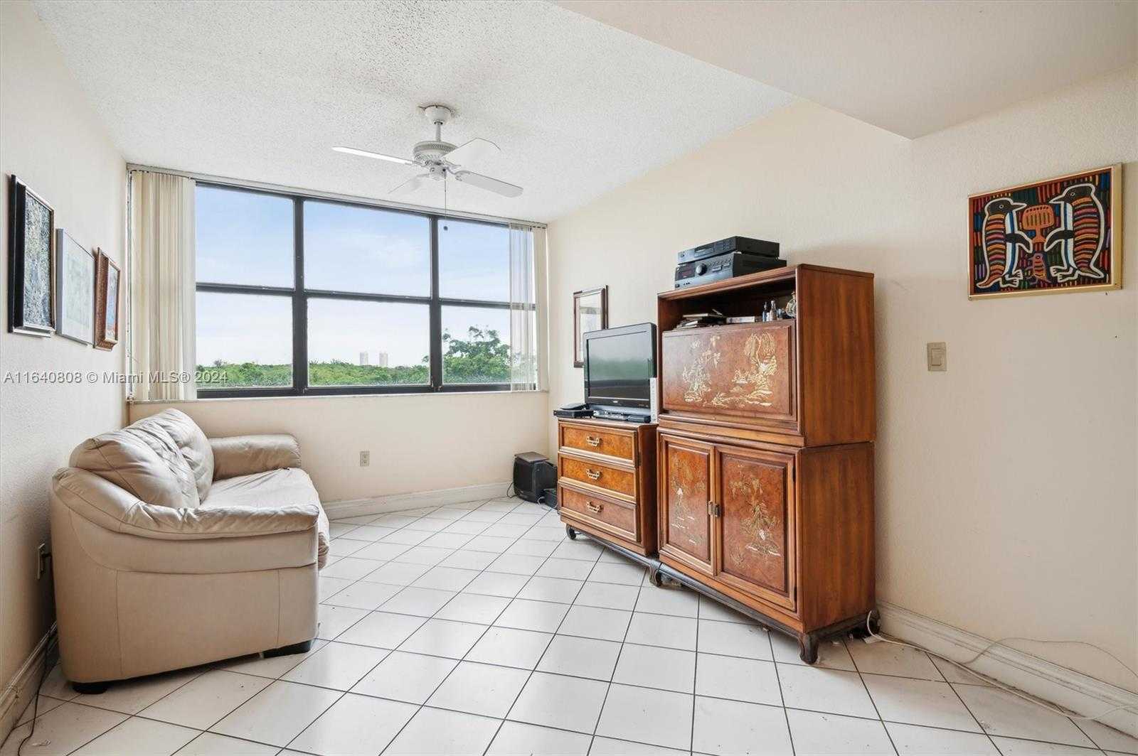 Small Image of 3375 N Country Club Dr, Miami, FL 33180, USA Number 6