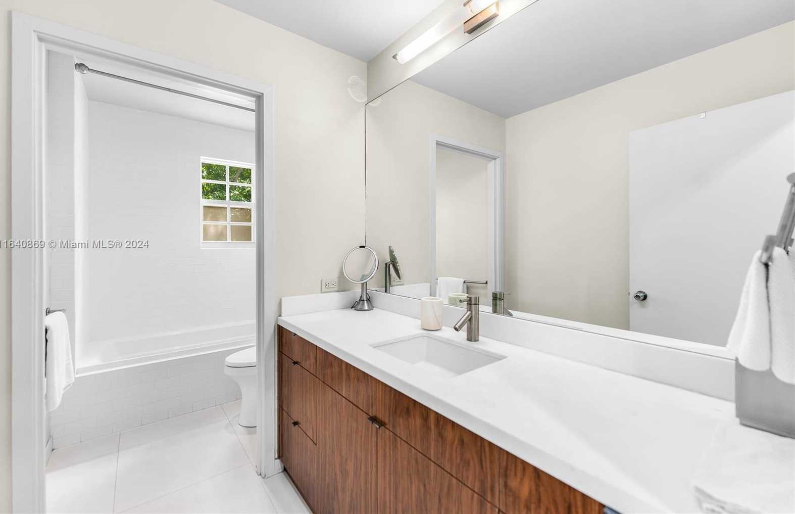 Small Image of 40201 Fisher Island Dr, Miami Beach, FL 33109, USA Number 12