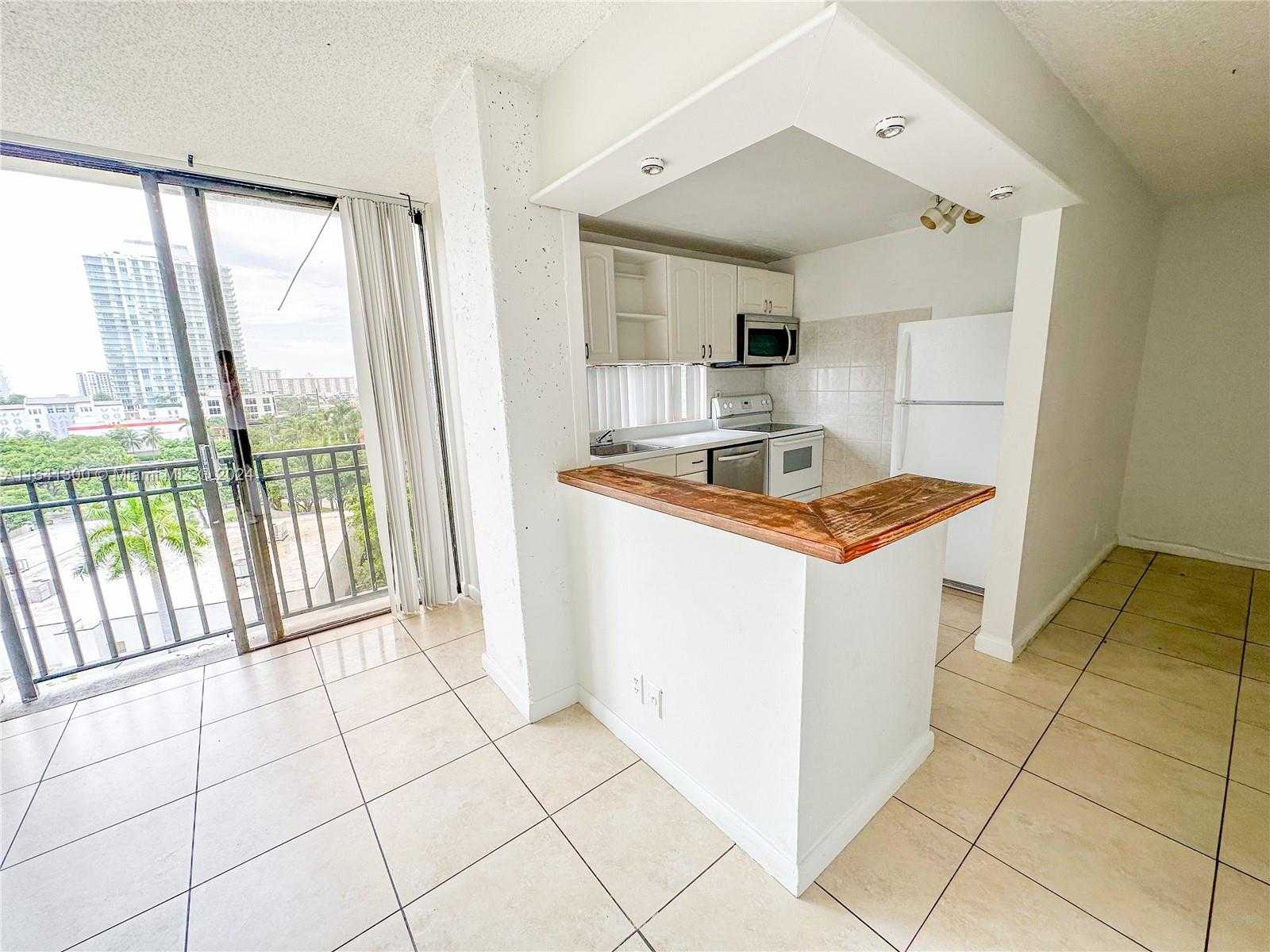 Small Image of 17021 NORTH BAY RD #915, Sunny Isles Beach Number 3