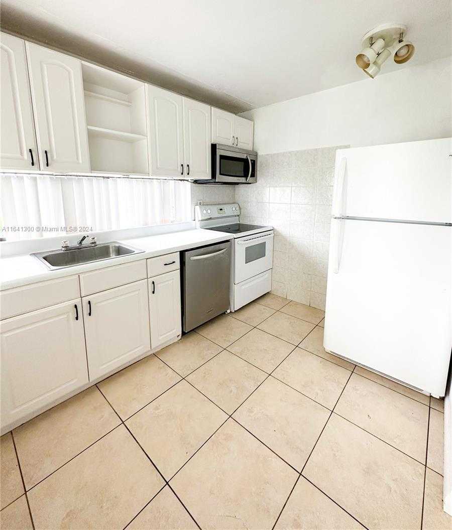 Small Image of 17021 NORTH BAY RD #915, Sunny Isles Beach Number 6