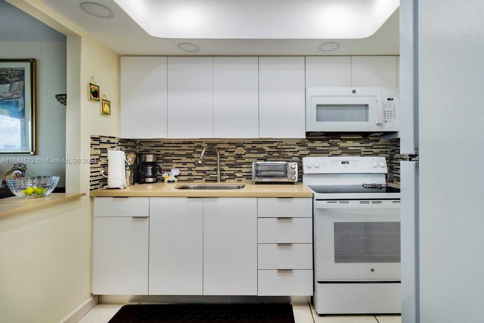 Small Image of 5401 COLLINS AVE #1129, Miami Beach Number 14