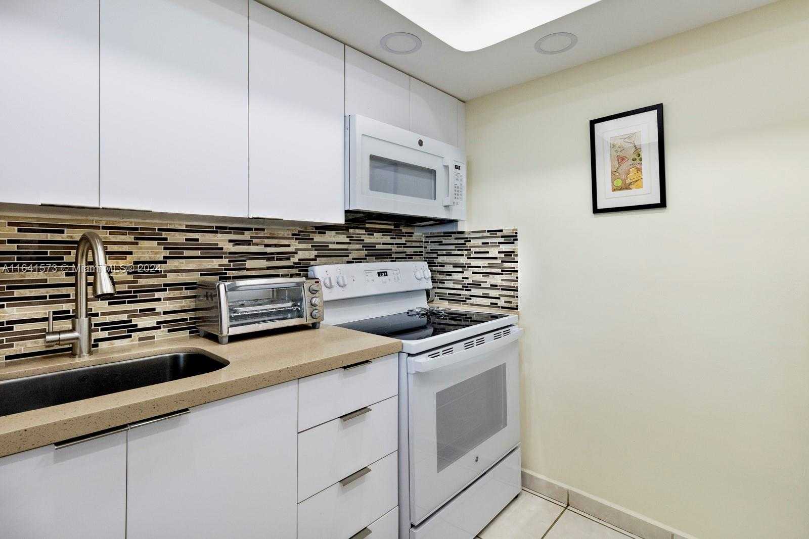 Small Image of 5401 COLLINS AVE #1129, Miami Beach Number 15