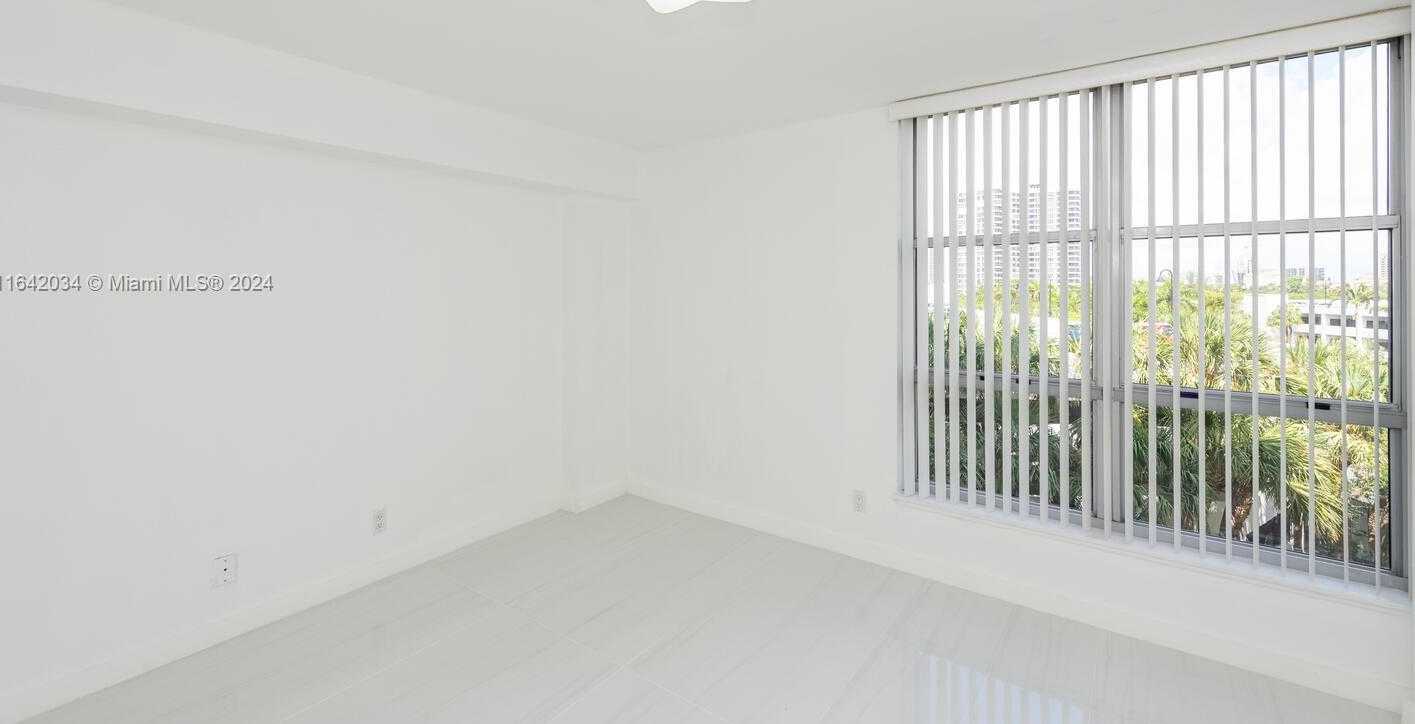 Small Image of 3600 MYSTIC POINTE DR #507, Aventura Number 15