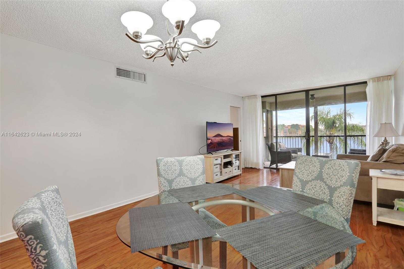 Small Image of 6219 CORAL LAKE DR #207, Margate Number 12