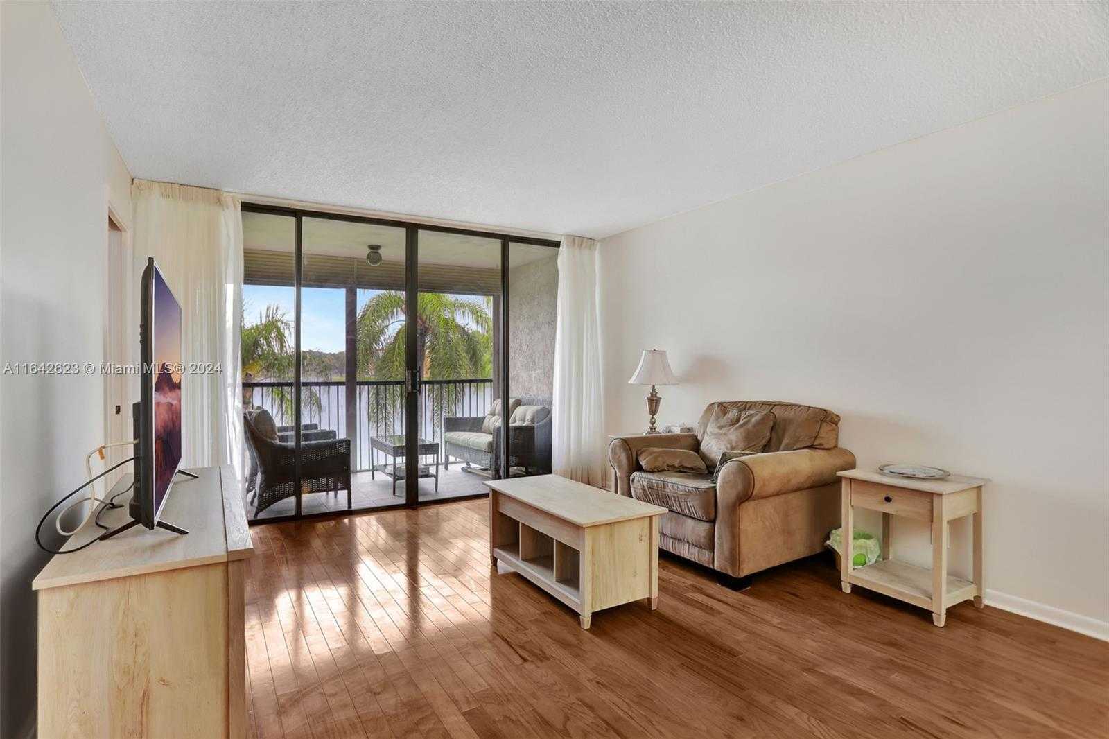 Small Image of 6219 CORAL LAKE DR #207, Margate Number 19