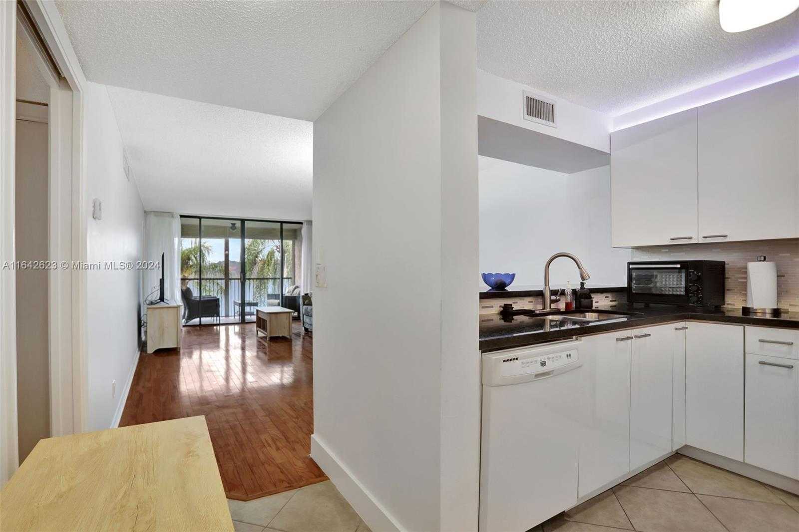 Small Image of 6219 CORAL LAKE DR #207, Margate Number 4