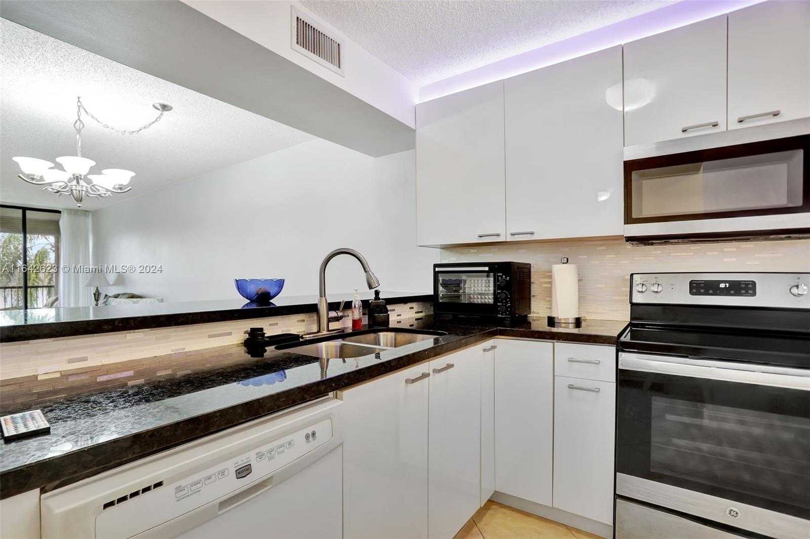 Small Image of 6219 CORAL LAKE DR #207, Margate Number 5