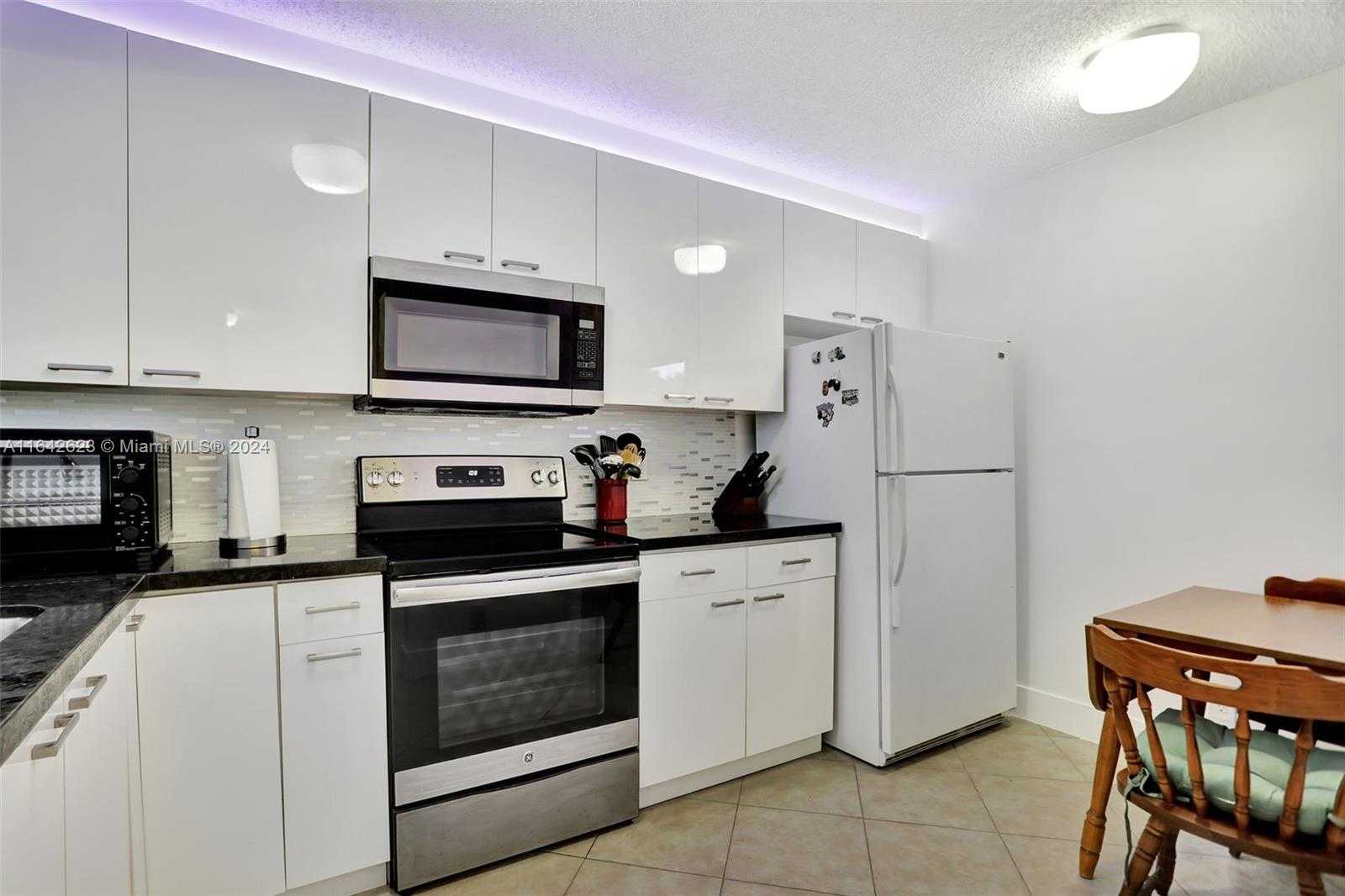 Small Image of 6219 CORAL LAKE DR #207, Margate Number 6