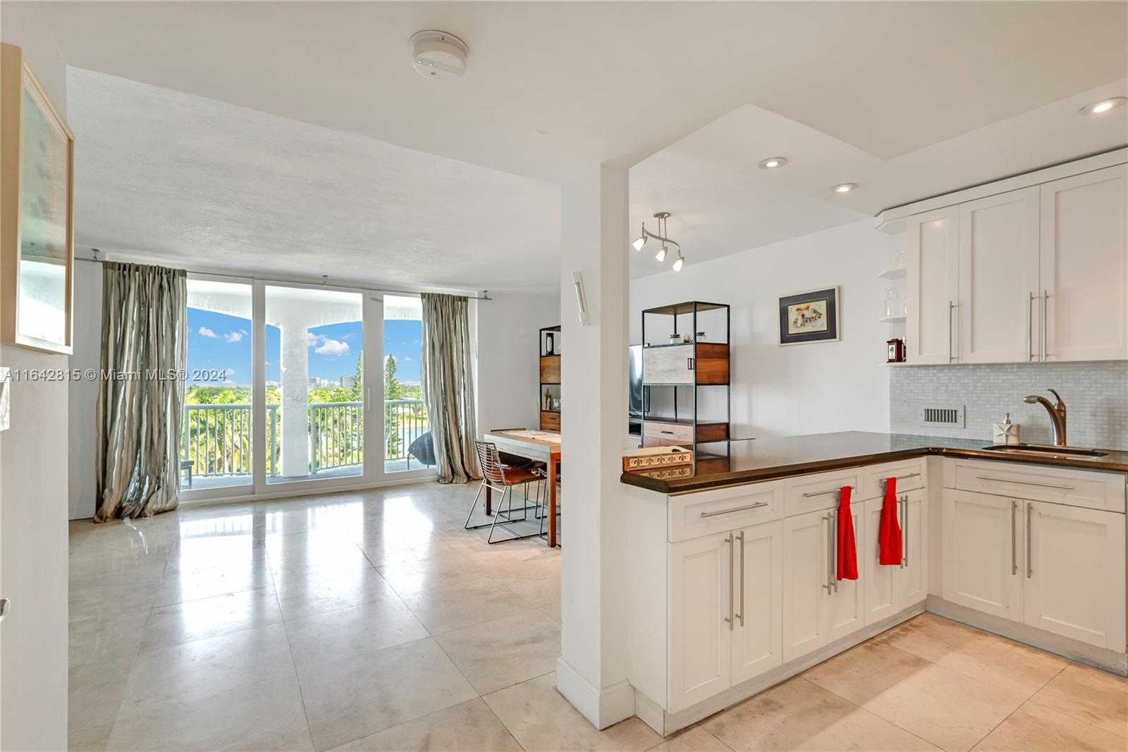 Small Image of 5401 COLLINS AVE #429, Miami Beach Number 2