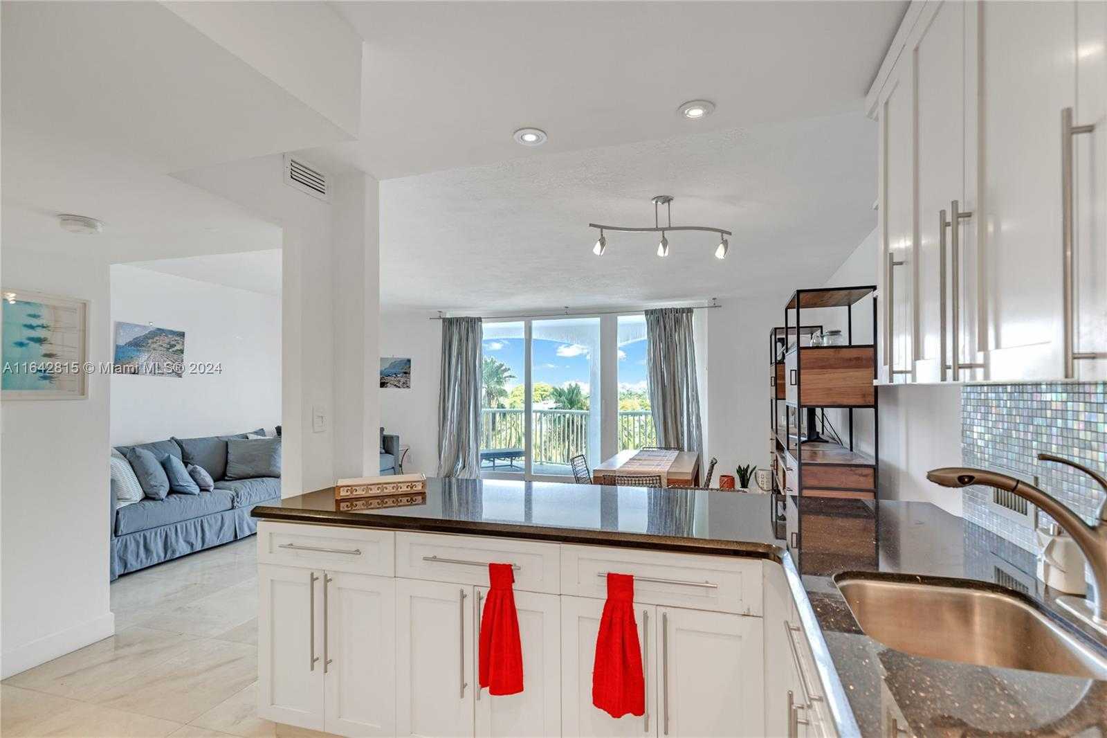 Small Image of 5401 COLLINS AVE #429, Miami Beach Number 3