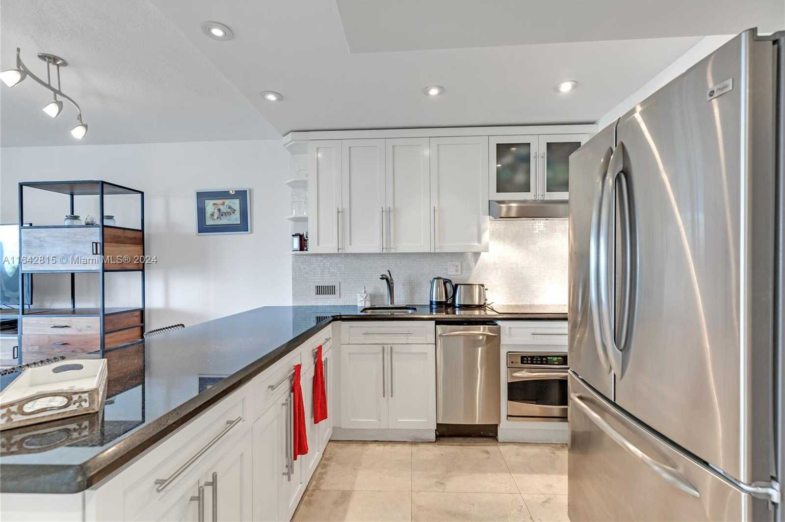 Small Image of 5401 COLLINS AVE #429, Miami Beach Number 4