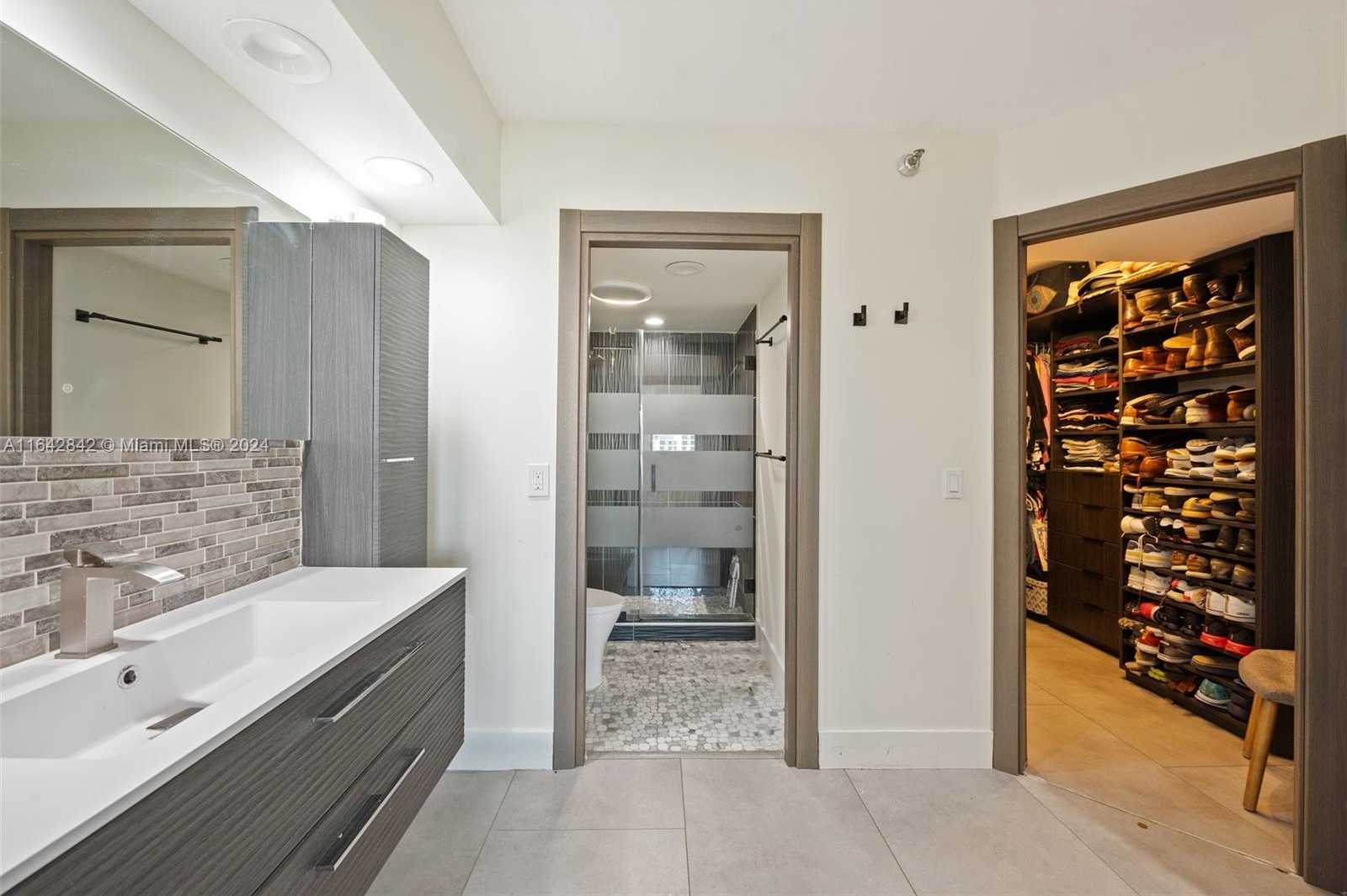 Small Image of 3500 MYSTIC POINTE DR #1801, Aventura Number 3