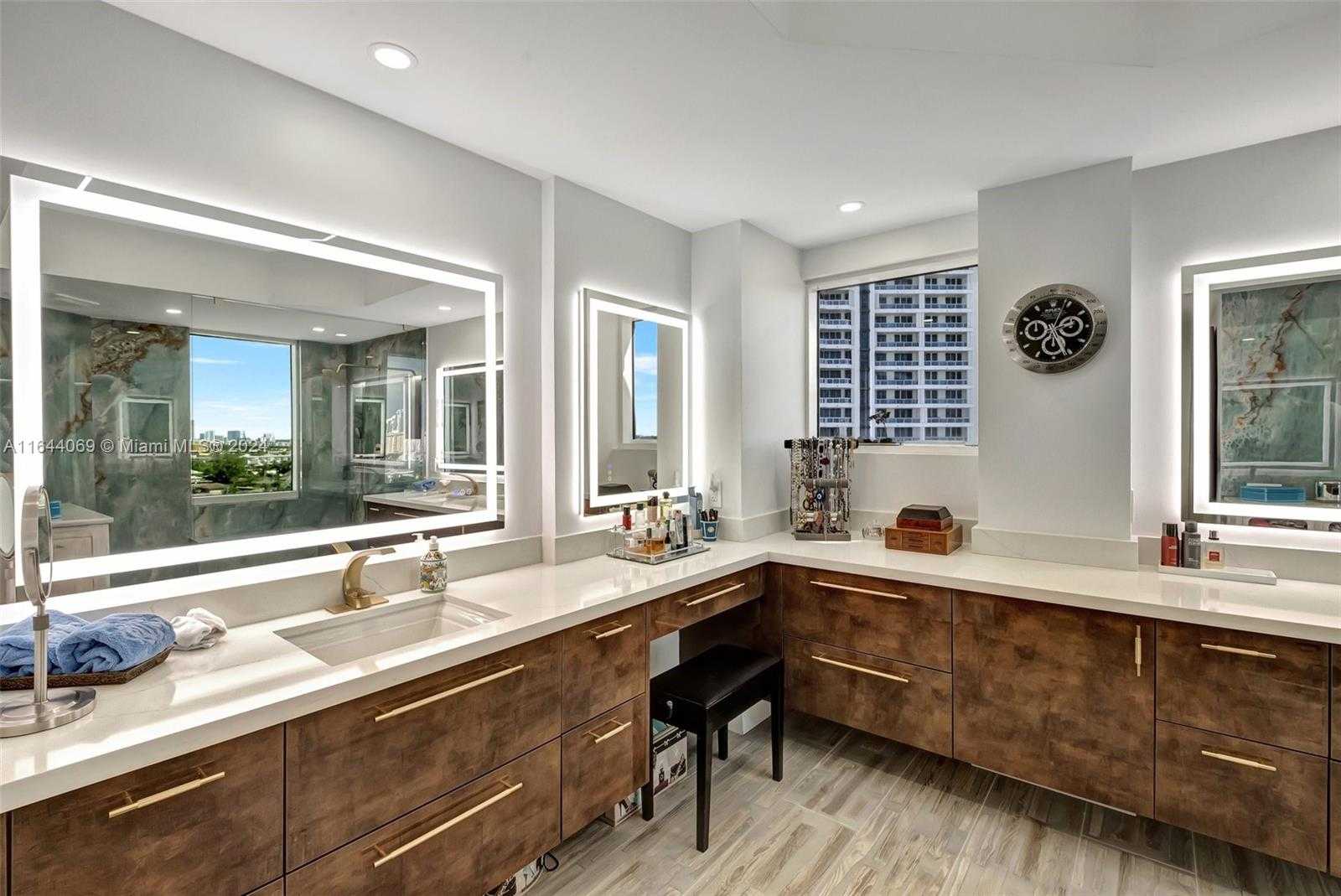 Small Image of 21200 POINT PL #1204, Aventura Number 40
