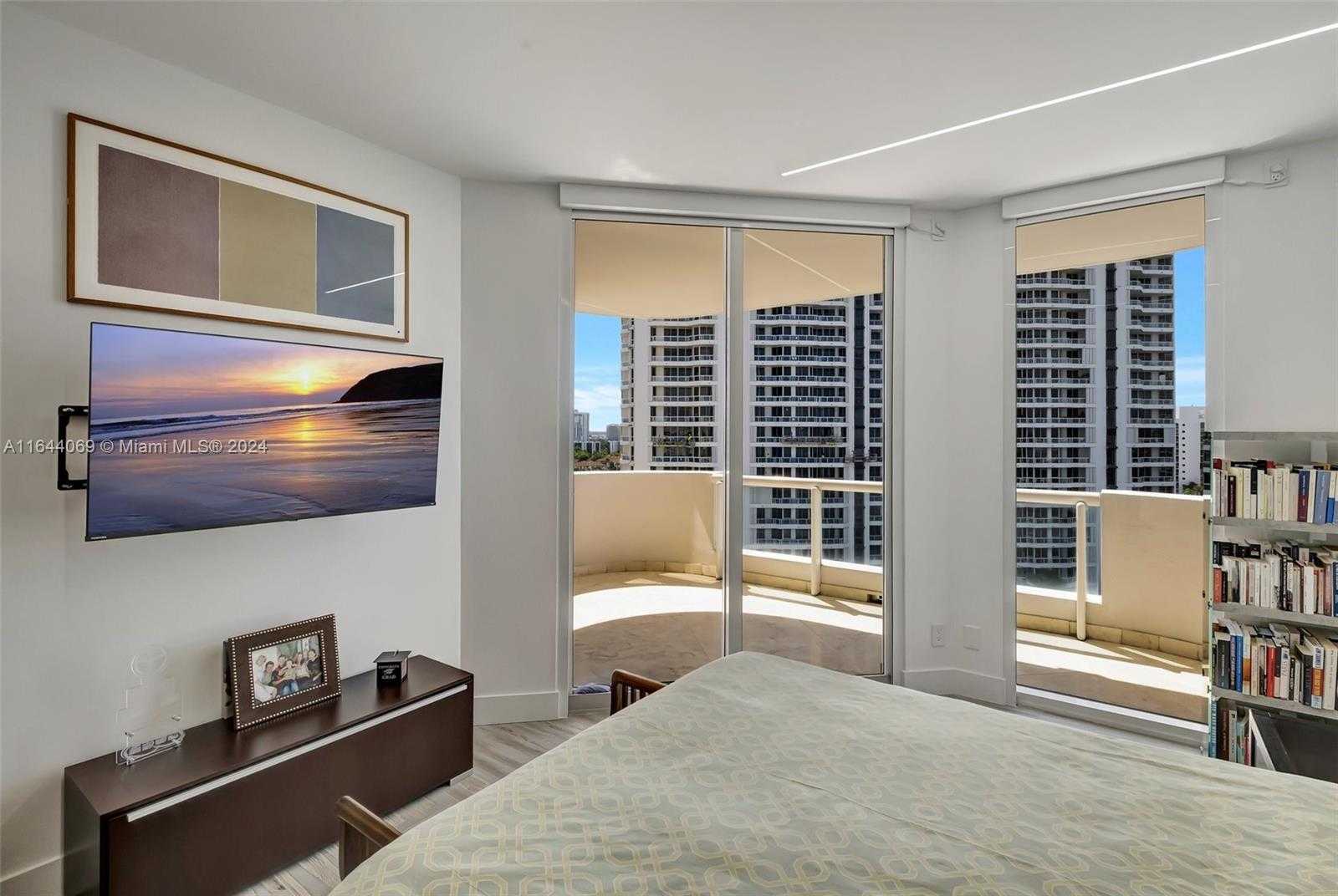 Small Image of 21200 POINT PL #1204, Aventura Number 43