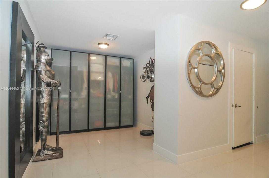 Small Image of 900 BISCAYNE BLVD #3810, Miami Number 3