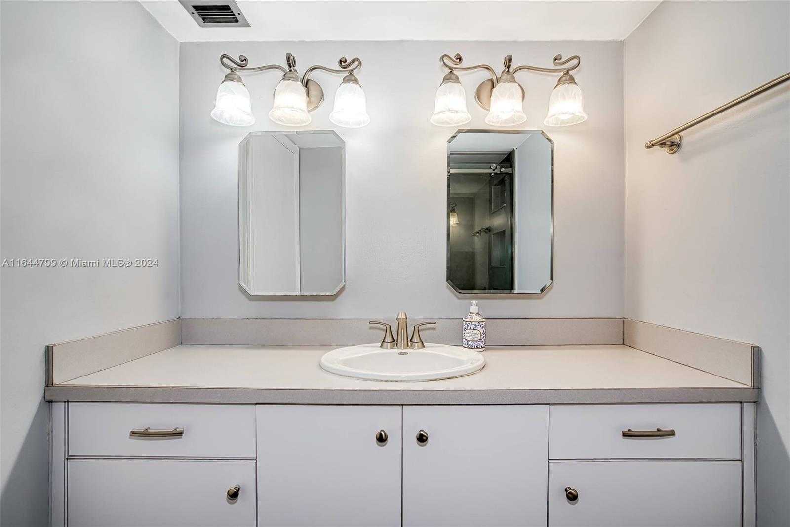 Small Image of 18021 BISCAYNE BLVD #1604, Aventura Number 26
