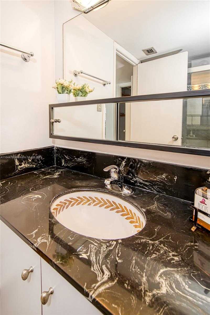 Small Image of 18021 BISCAYNE BLVD #1604, Aventura Number 32