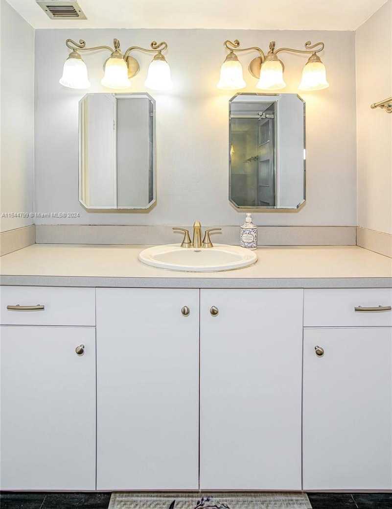 Small Image of 18021 BISCAYNE BLVD #1604, Aventura Number 36