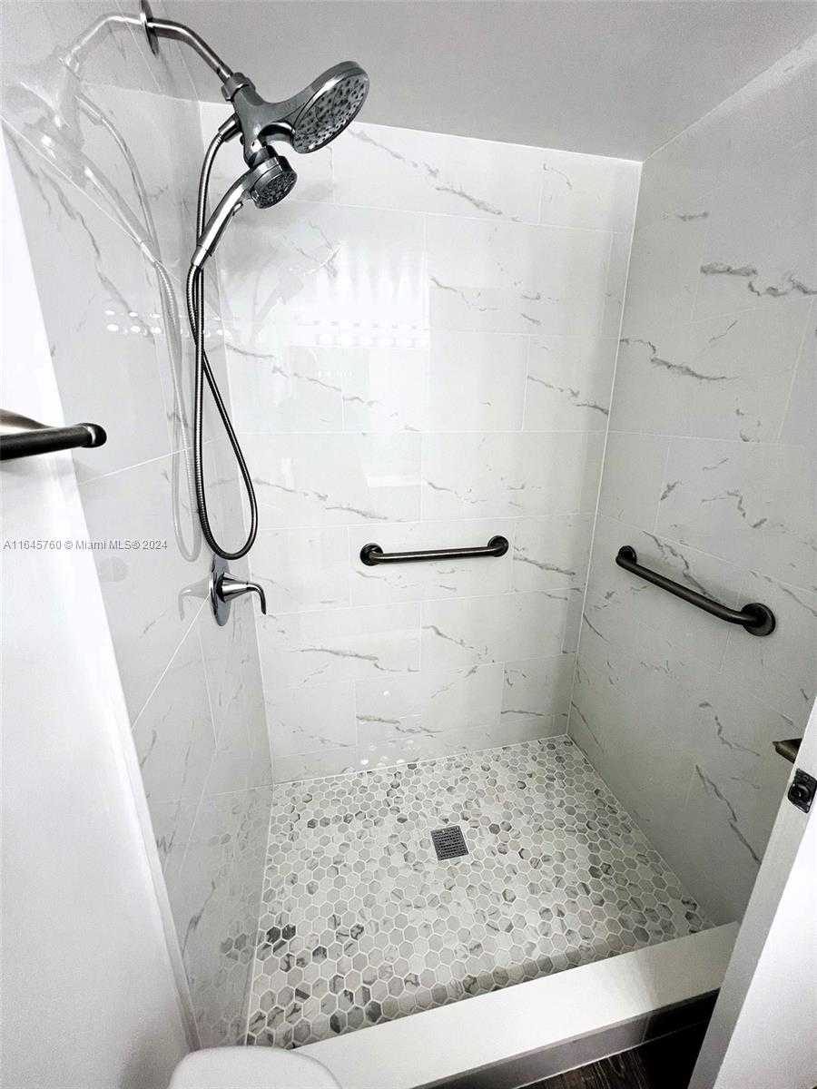 Small Image of 1020 MERIDIAN AVE #201, Miami Beach Number 26