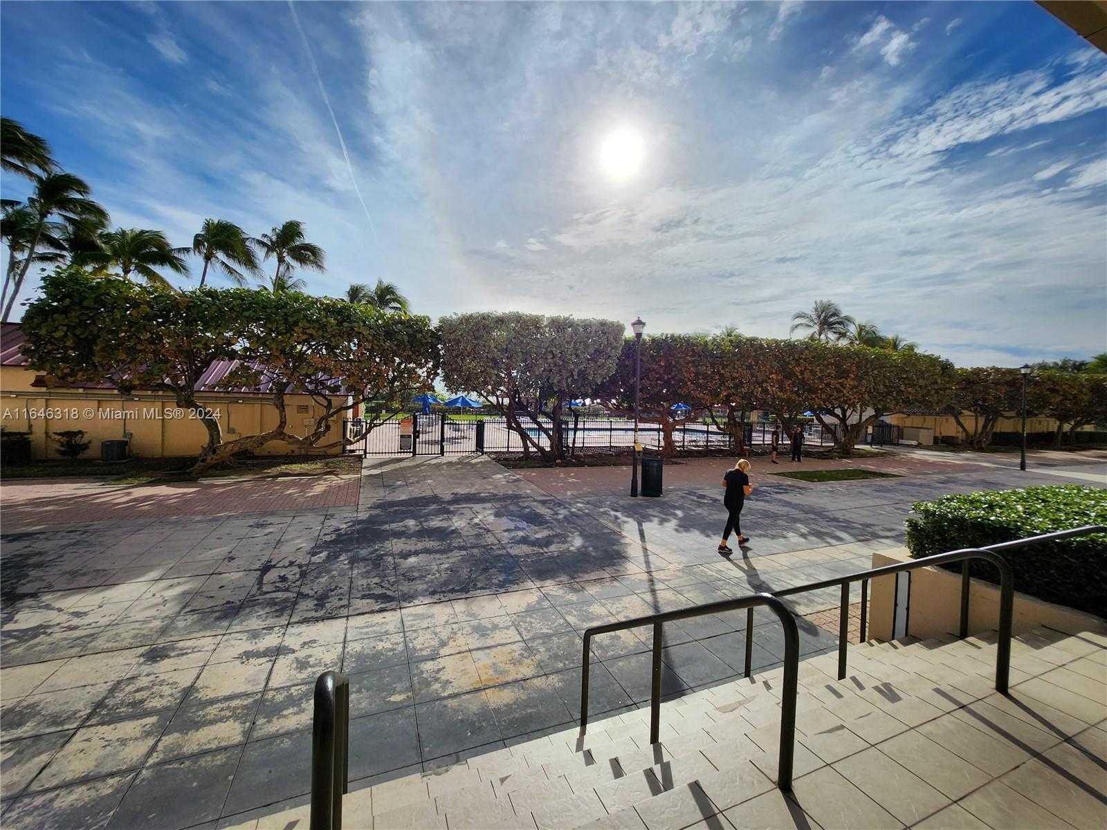 Small Image of 2555 COLLINS AVE #306, Miami Beach Number 3