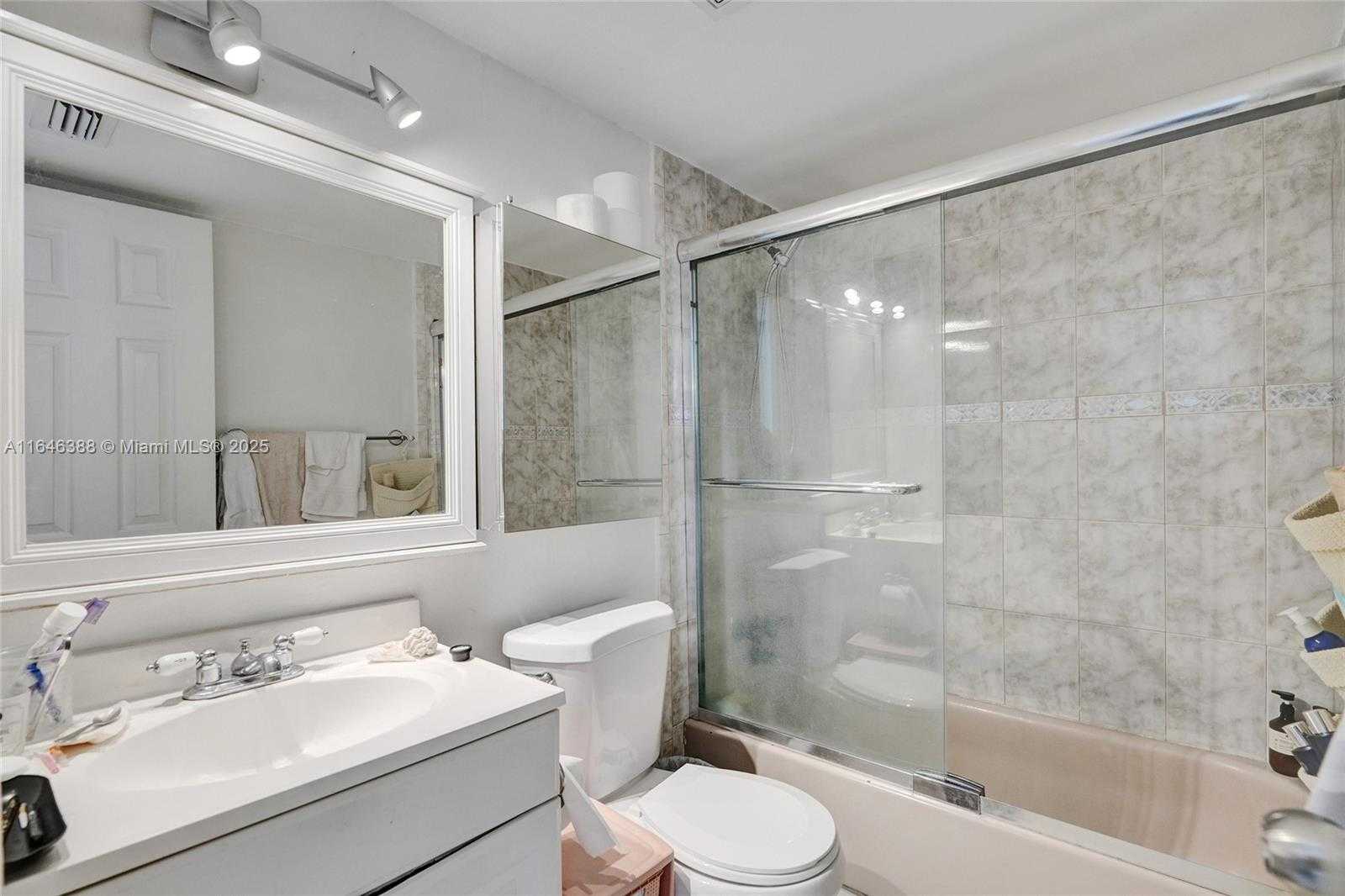 Small Image of 1801 SOUTH TREASURE DR #329, North Bay Village Number 11