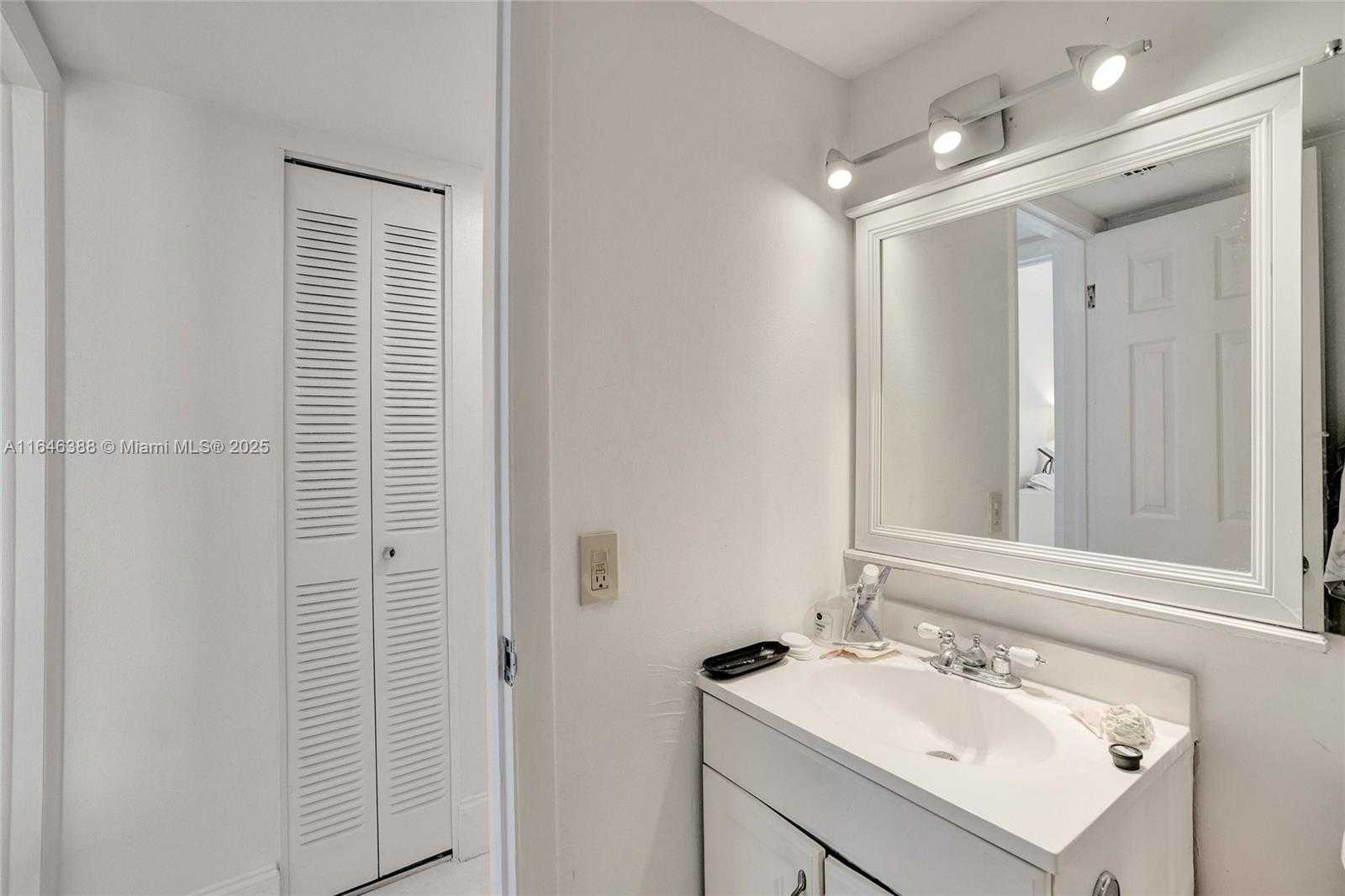 Small Image of 1801 SOUTH TREASURE DR #329, North Bay Village Number 12