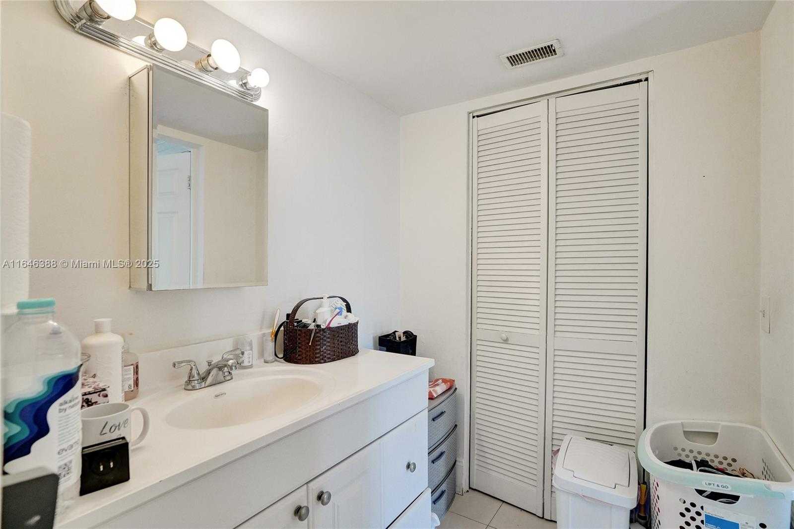 Small Image of 1801 SOUTH TREASURE DR #329, North Bay Village Number 18