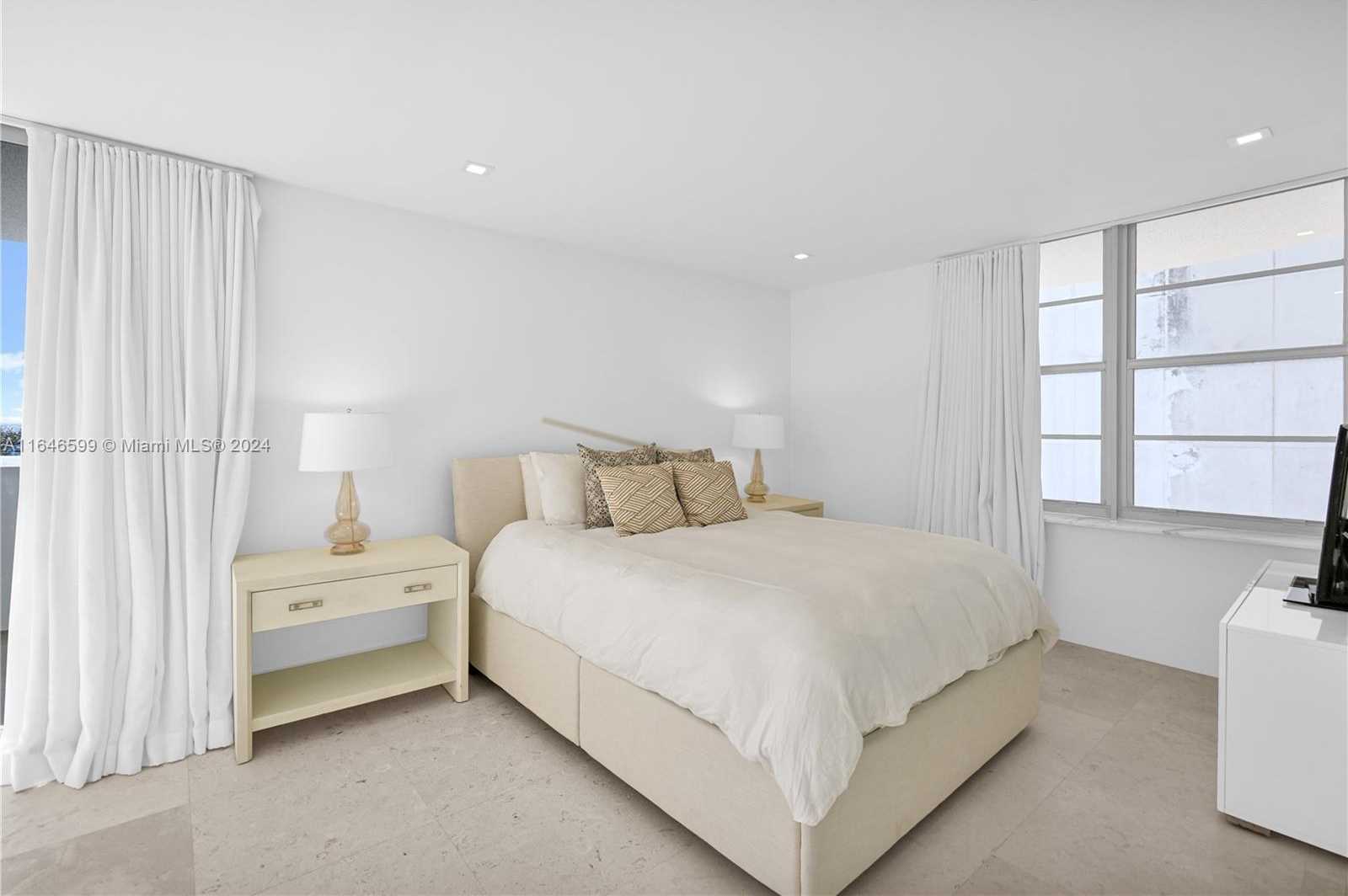 Small Image of 5555 COLLINS AVE #3N, Miami Beach Number 19
