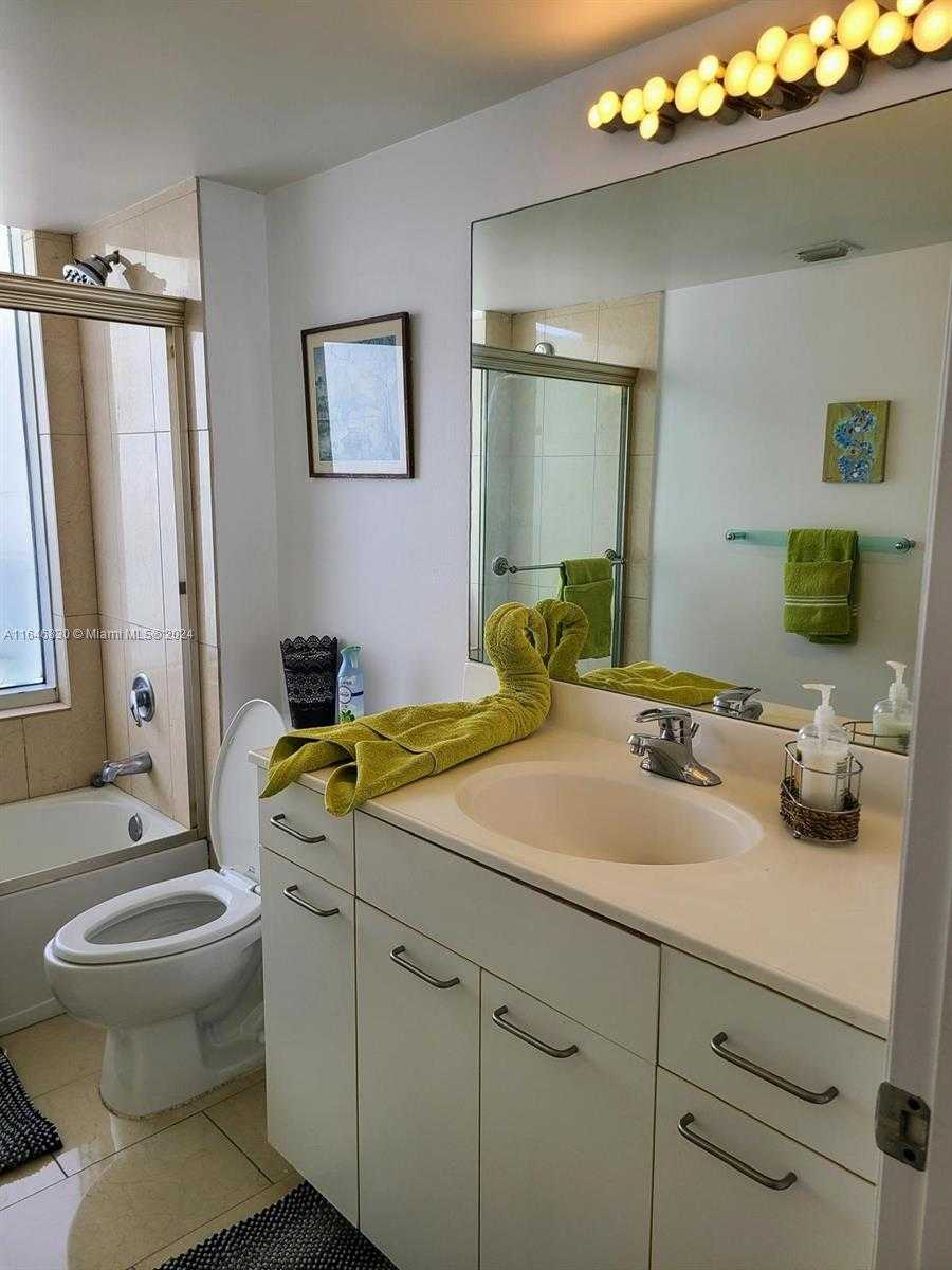 Small Image of 21055 Yacht Club Dr, Aventura, FL 33180, USA Number 10