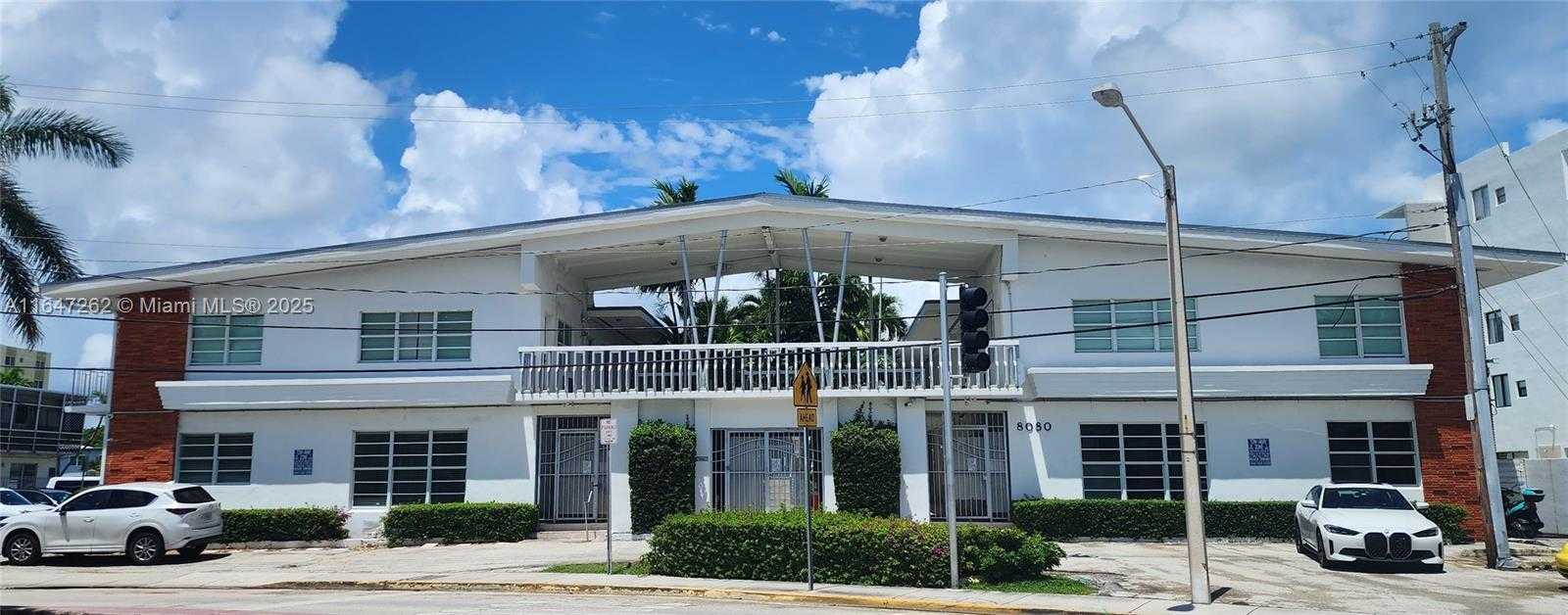 Small Image of 8080 TATUM WATERWAY DR #26, Miami Beach Number 2