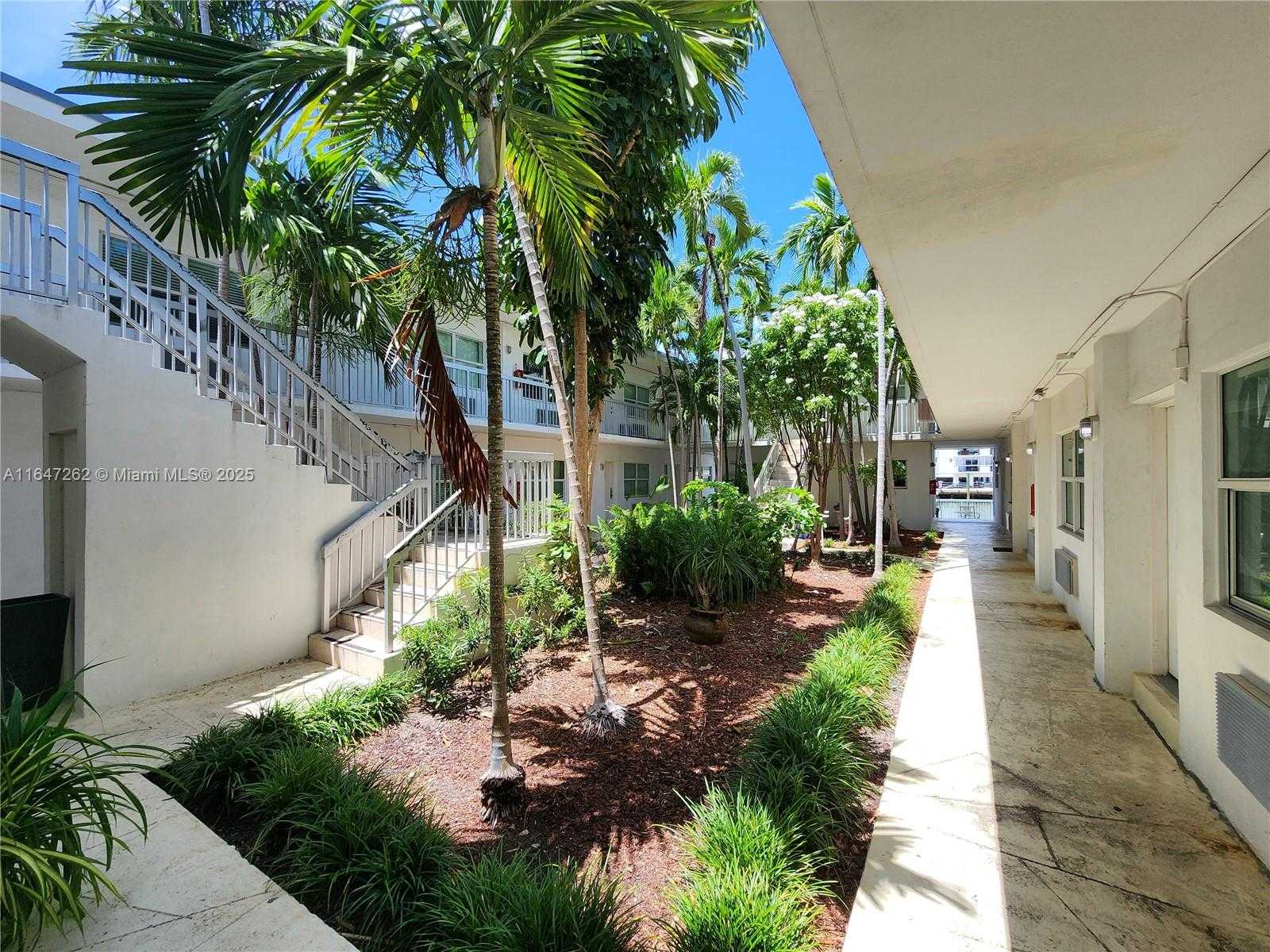 Small Image of 8080 TATUM WATERWAY DR #26, Miami Beach Number 3