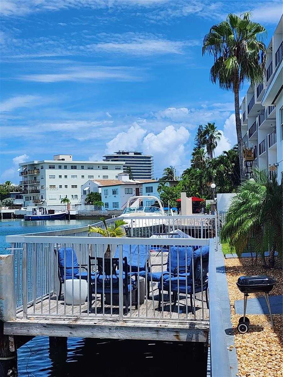 Small Image of 8080 TATUM WATERWAY DR #26, Miami Beach Number 5