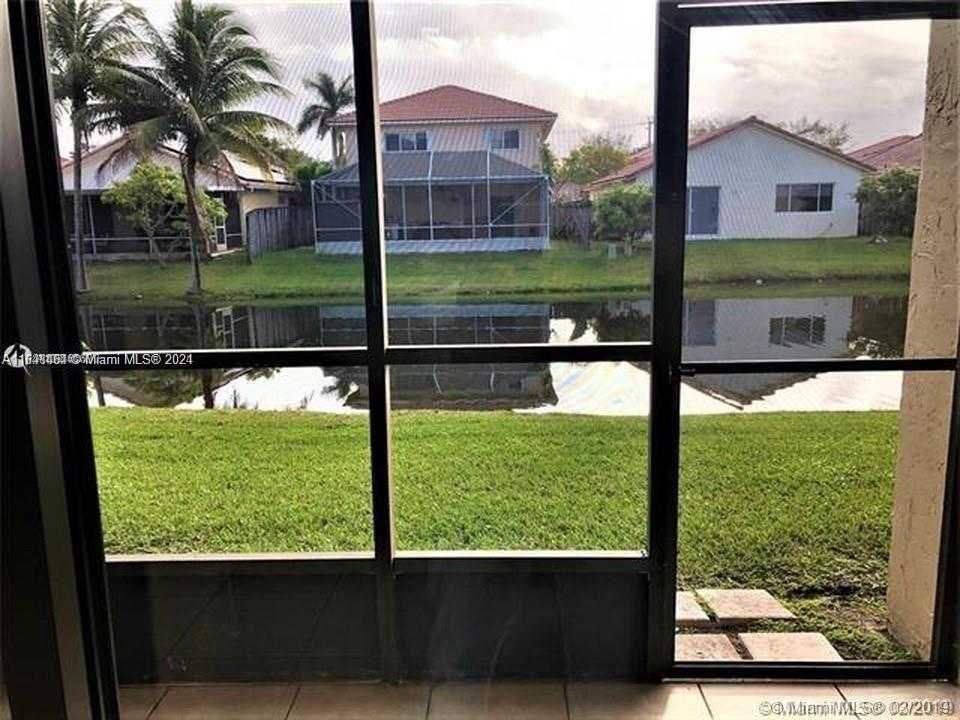 Small Image of 342 LAKEVIEW DR #102, Weston Number 2