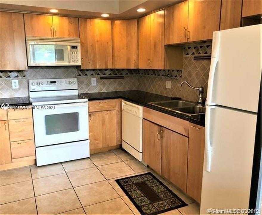Small Image of 342 LAKEVIEW DR #102, Weston Number 4