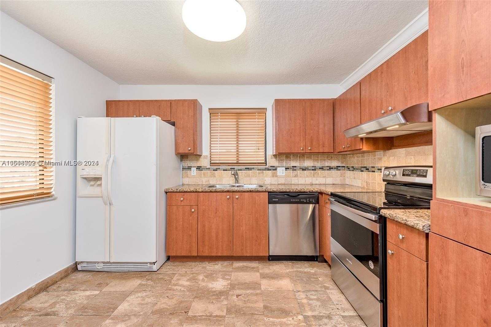 Small Image of 350 LAKEVIEW DR #201, Weston Number 2