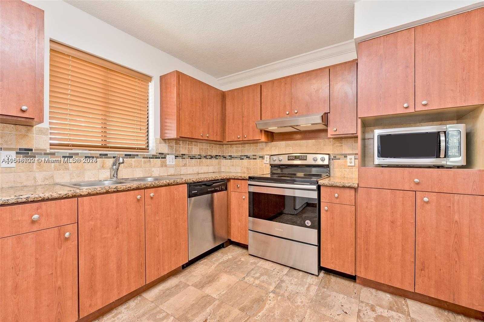 Small Image of 350 LAKEVIEW DR #201, Weston Number 3