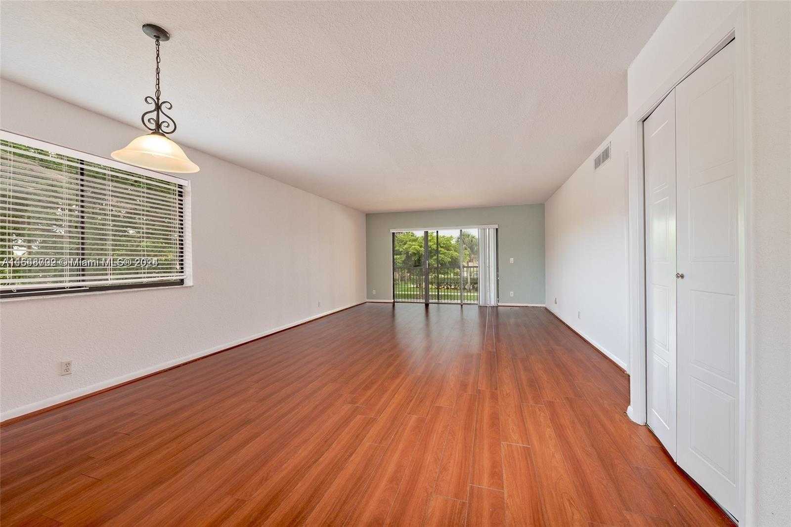 Small Image of 350 LAKEVIEW DR #201, Weston Number 4
