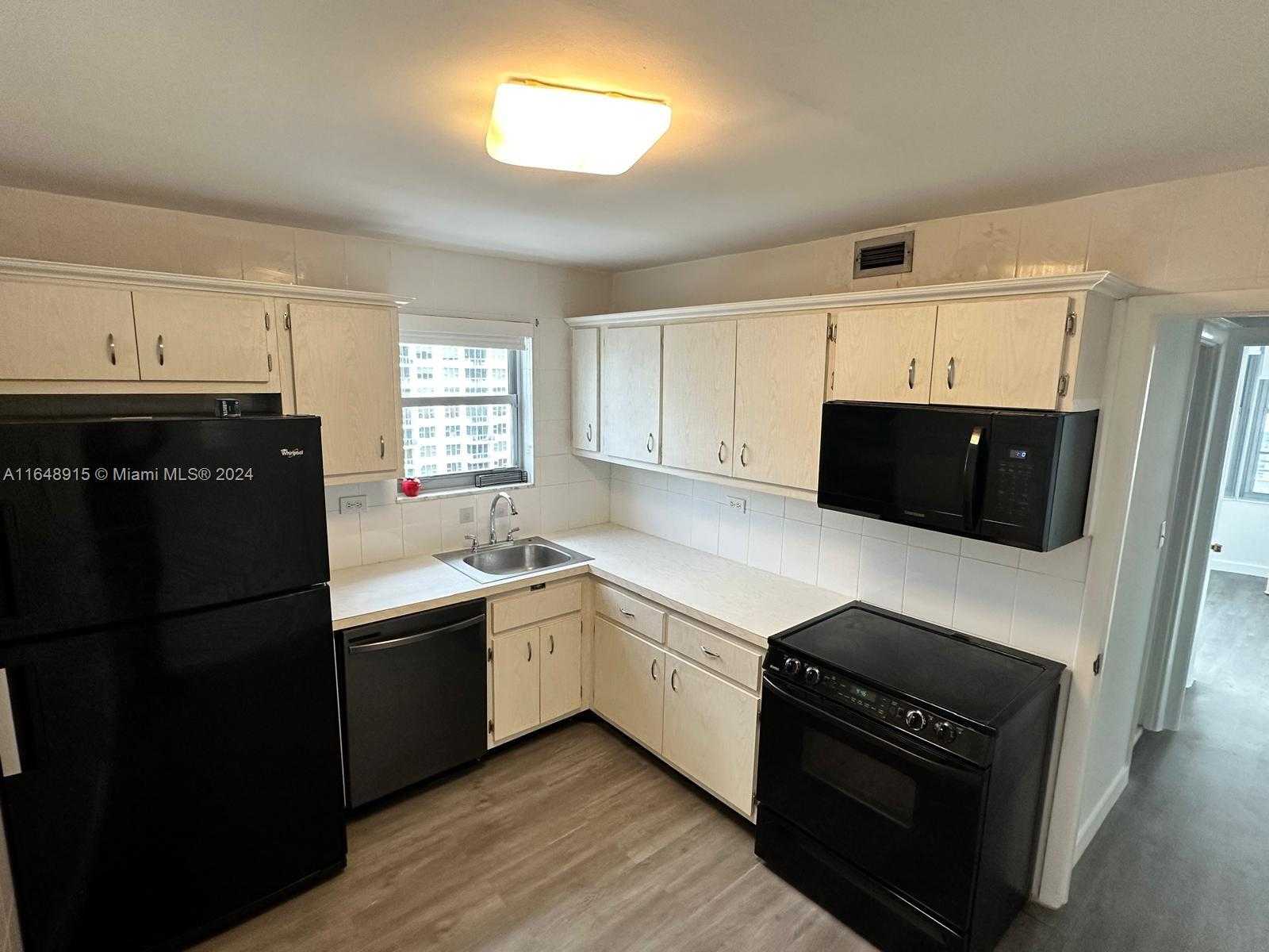 Small Image of 5555 COLLINS AVE #10B, Miami Beach Number 27