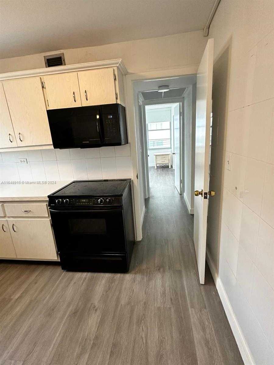 Small Image of 5555 COLLINS AVE #10B, Miami Beach Number 37