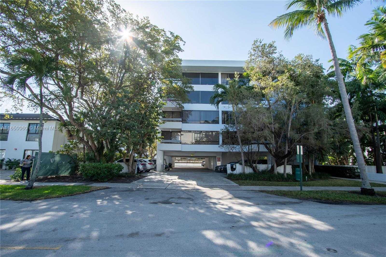 Small Image of 150 SUNRISE DR #4B, Key Biscayne Number 25