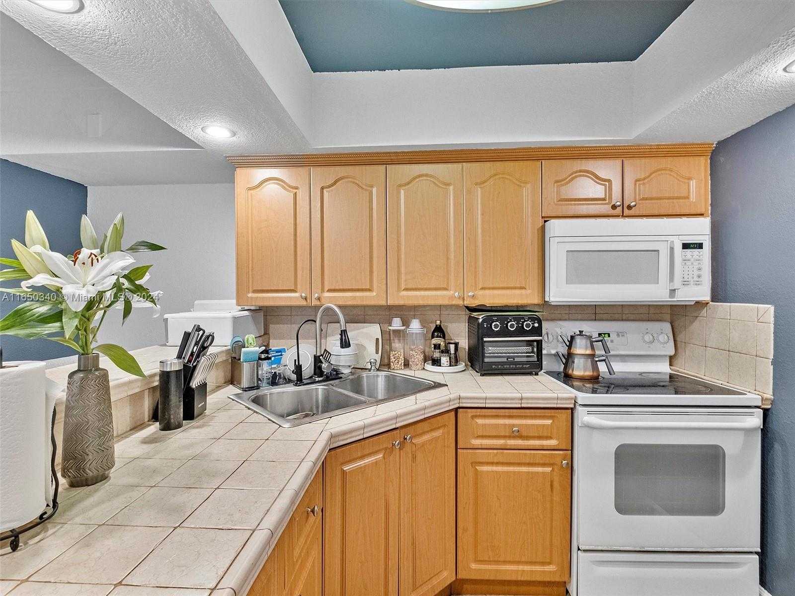 Small Image of 5401 COLLINS AVE #129, Miami Beach Number 4