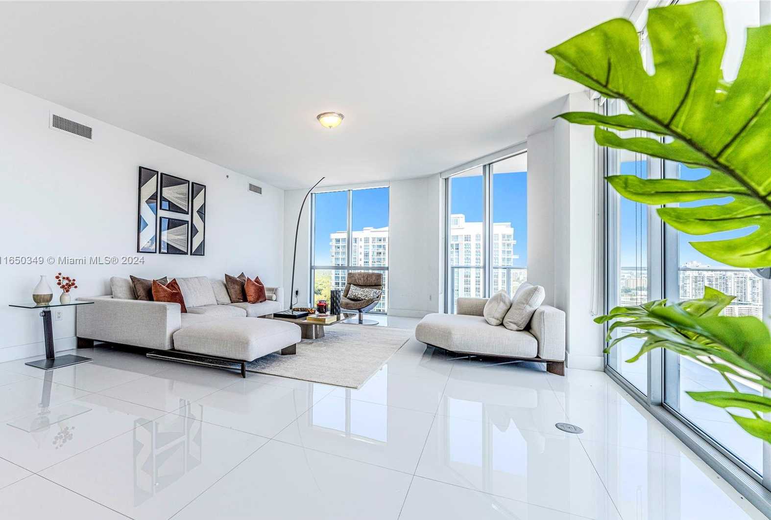 Small Image of 17111 BISCAYNE BLVD #2109, North Miami Beach Number 2