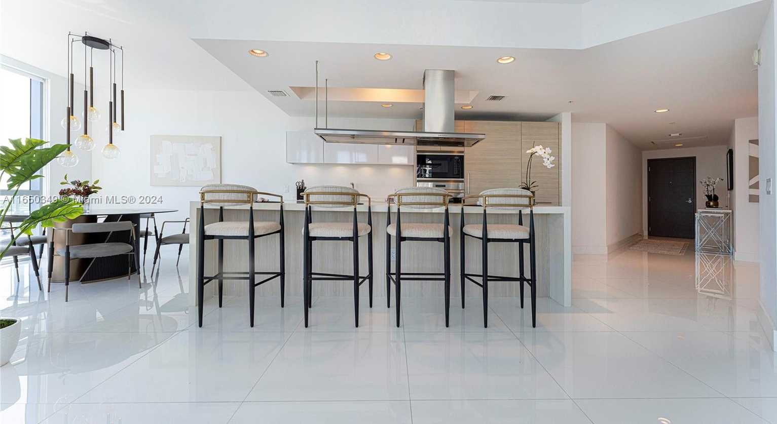 Small Image of 17111 BISCAYNE BLVD #2109, North Miami Beach Number 5