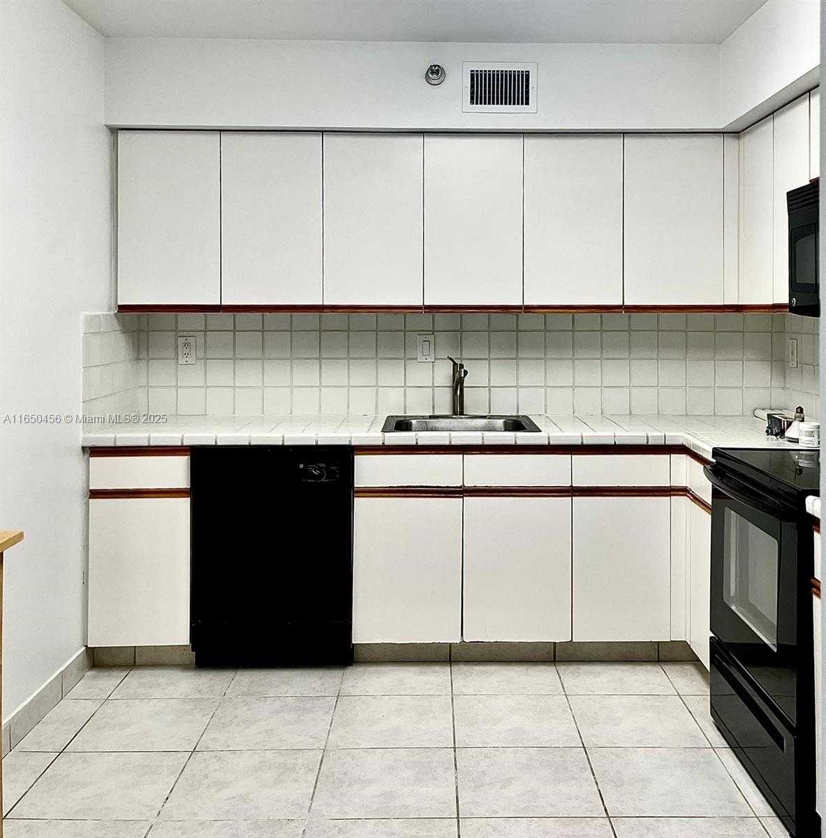 Small Image of 3530 MYSTIC POINTE DR #1711, Aventura Number 4